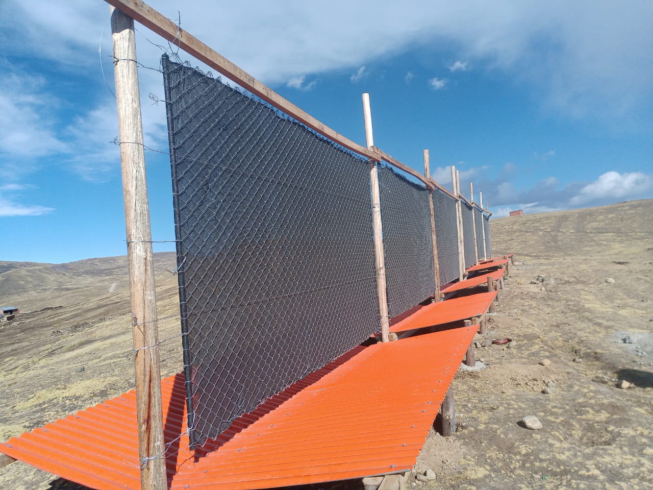 Atrapanieblas para captar humedad y proteger el agua en Marka Suni Alpaqueros.